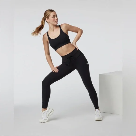 Vuori Daily Legging in Black - Picture 4 of 8